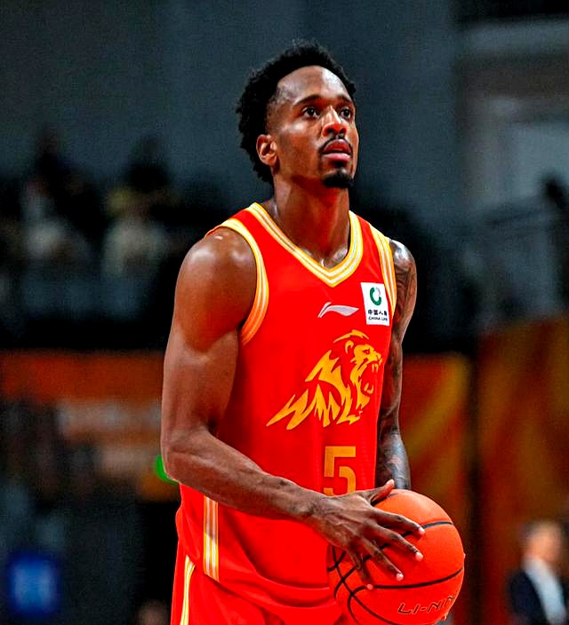 犹他爵士围绕亚冠战术微调广厦男篮主帅复盘备战CBA常规赛，阿扎伦卡连续十五场比赛得分超过绝杀看傻球迷 